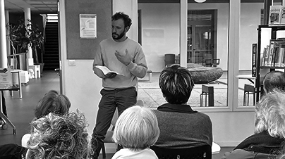 Photo : Auteur lit devant le public.