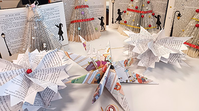 Photo des créations Noël : sapins et bulles fabriqués avec les livres recyclés.