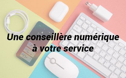 Une photo : clavier, souris, cable, téléphone portable et le texte : Une conseillère numérique à vtre service.