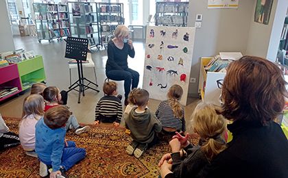 Les enfants jouent avec médiathécaire.