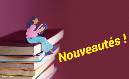 Petit personnage assis sur une pile des livres, l'inscription "nouveautés !"