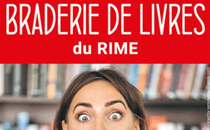 Une femme fait les gros yeux, des étagères pleines de livres, une inscription : Braderie de livres.