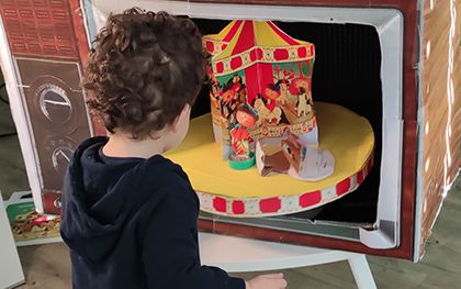 Un enfant devant un petit théâtre.