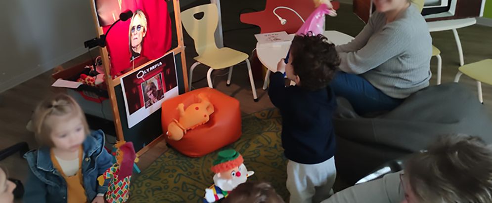 Les enfants et les mamans devant le petit théâtre.